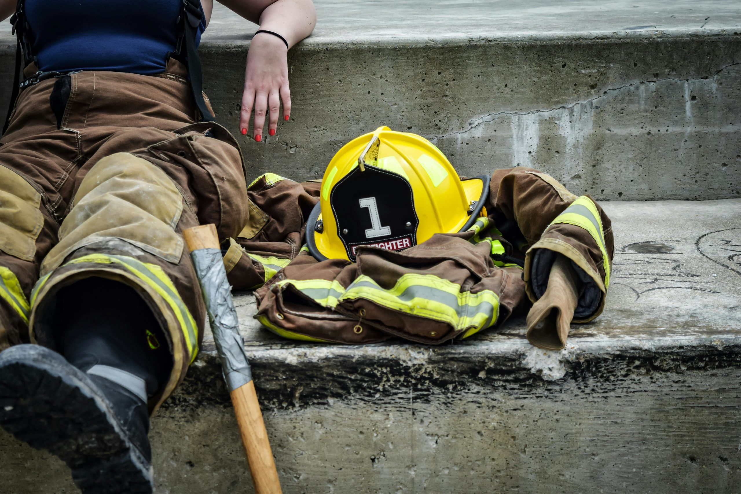 Gelber Schutzhelm Auf Braunem Und Gelbem Feuerwehranzug