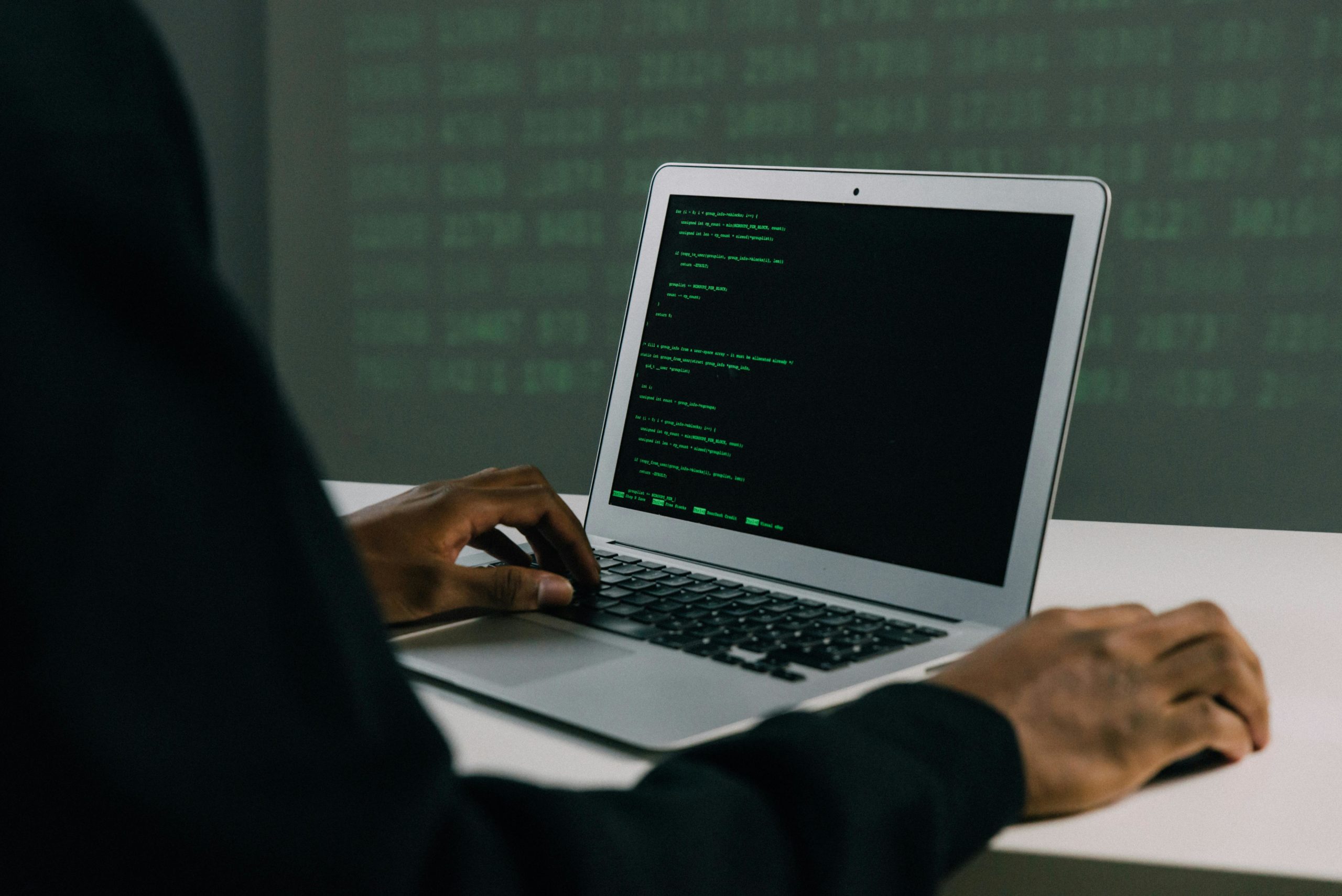 Person Im Schwarzen Langarmhemd Mit Macbook Air