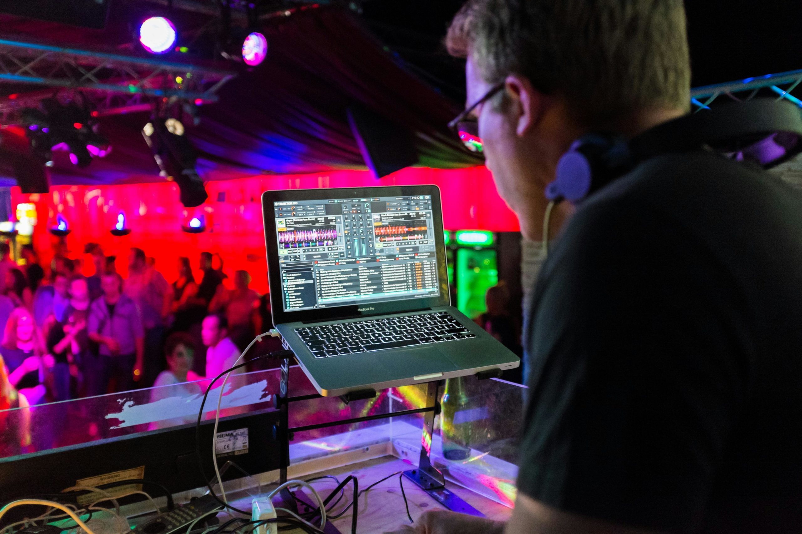 Dj Sitzt In Der Nähe Auf Dem Tisch