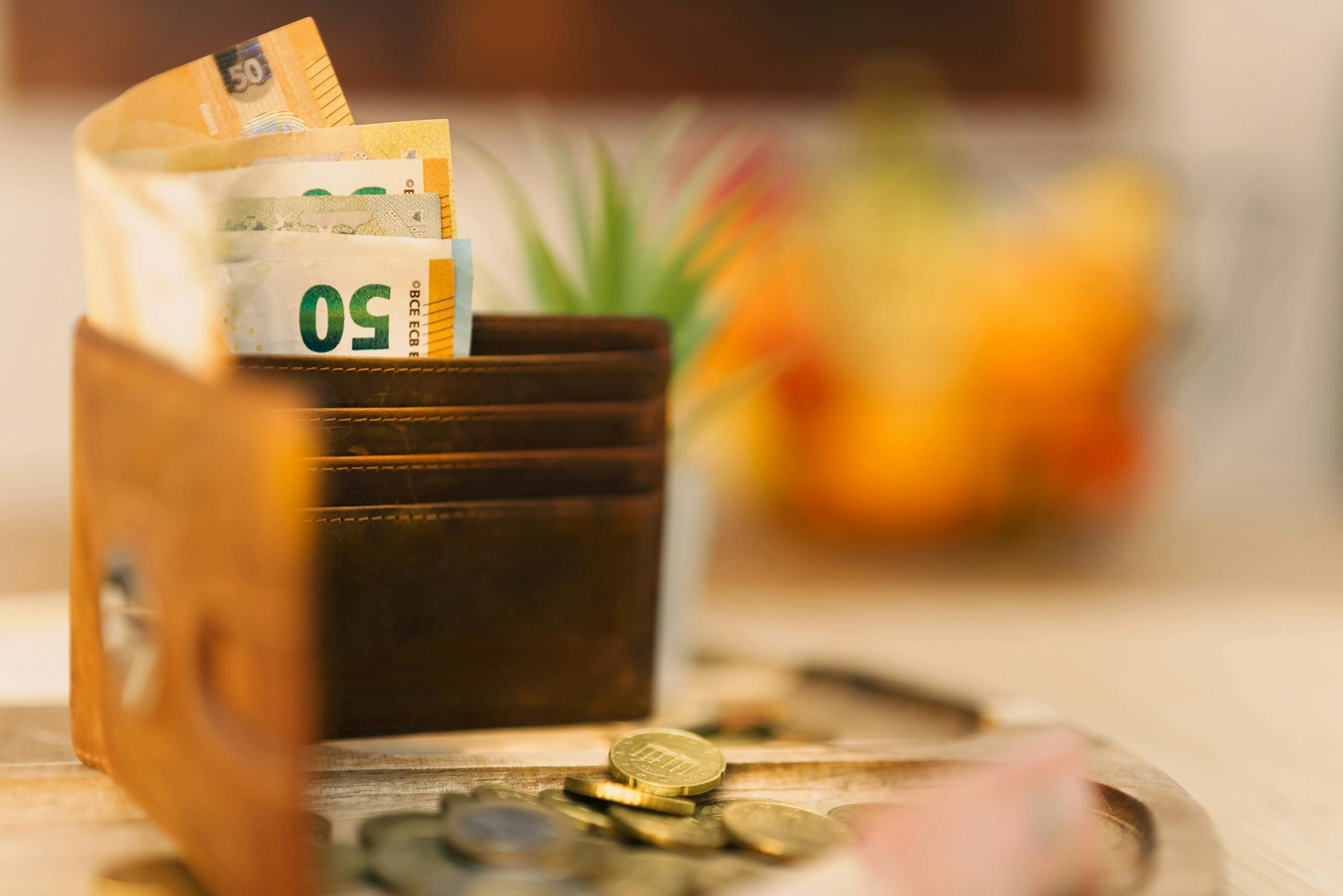 Braune Brieftasche Mit Geld Und Münzen Auf Dem Tisch