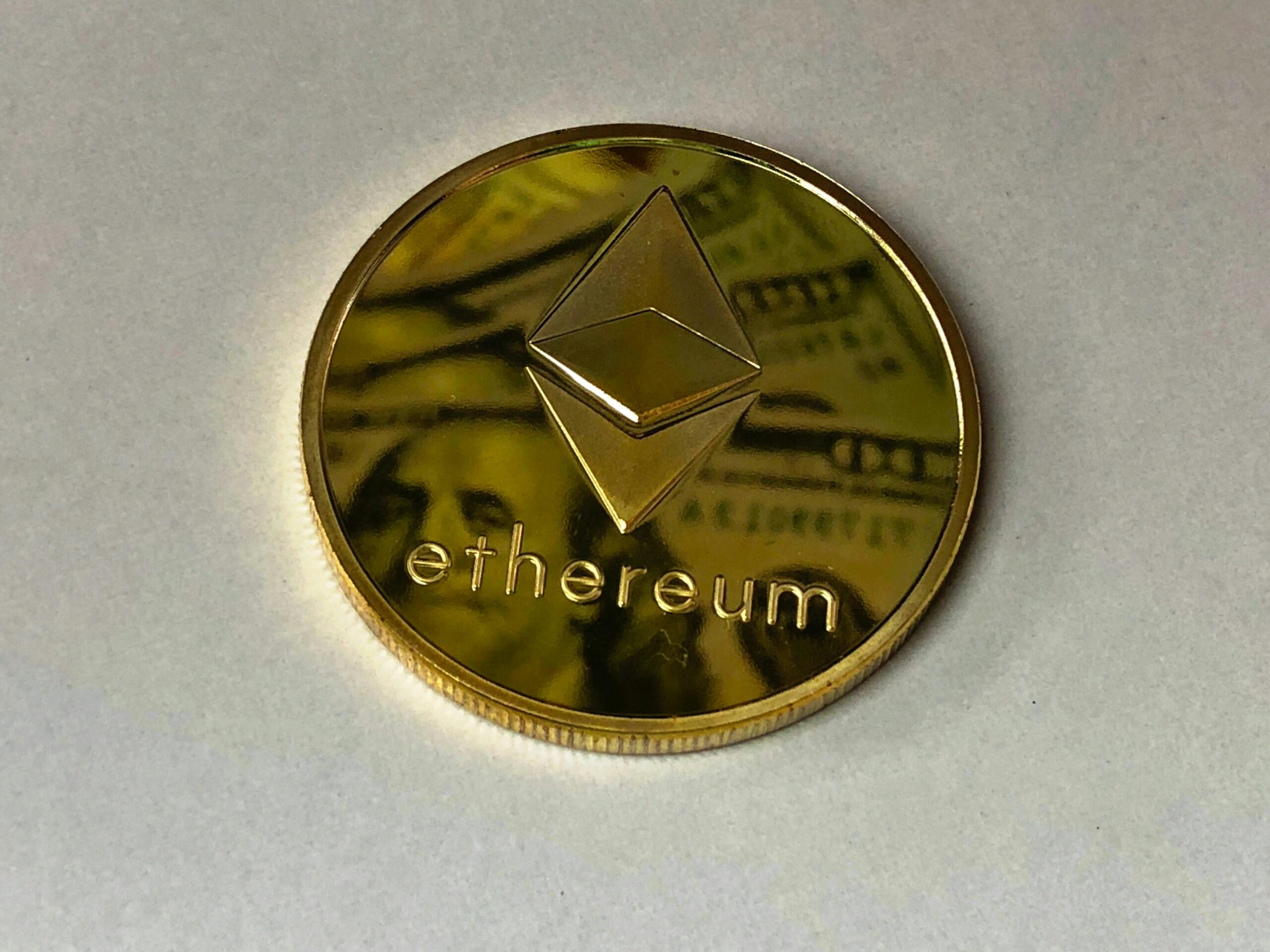 Rundes Goldfarbenes Ethereum Ornament