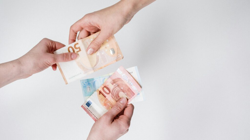 Geld verdienen durch Verschenken im Social Commerce