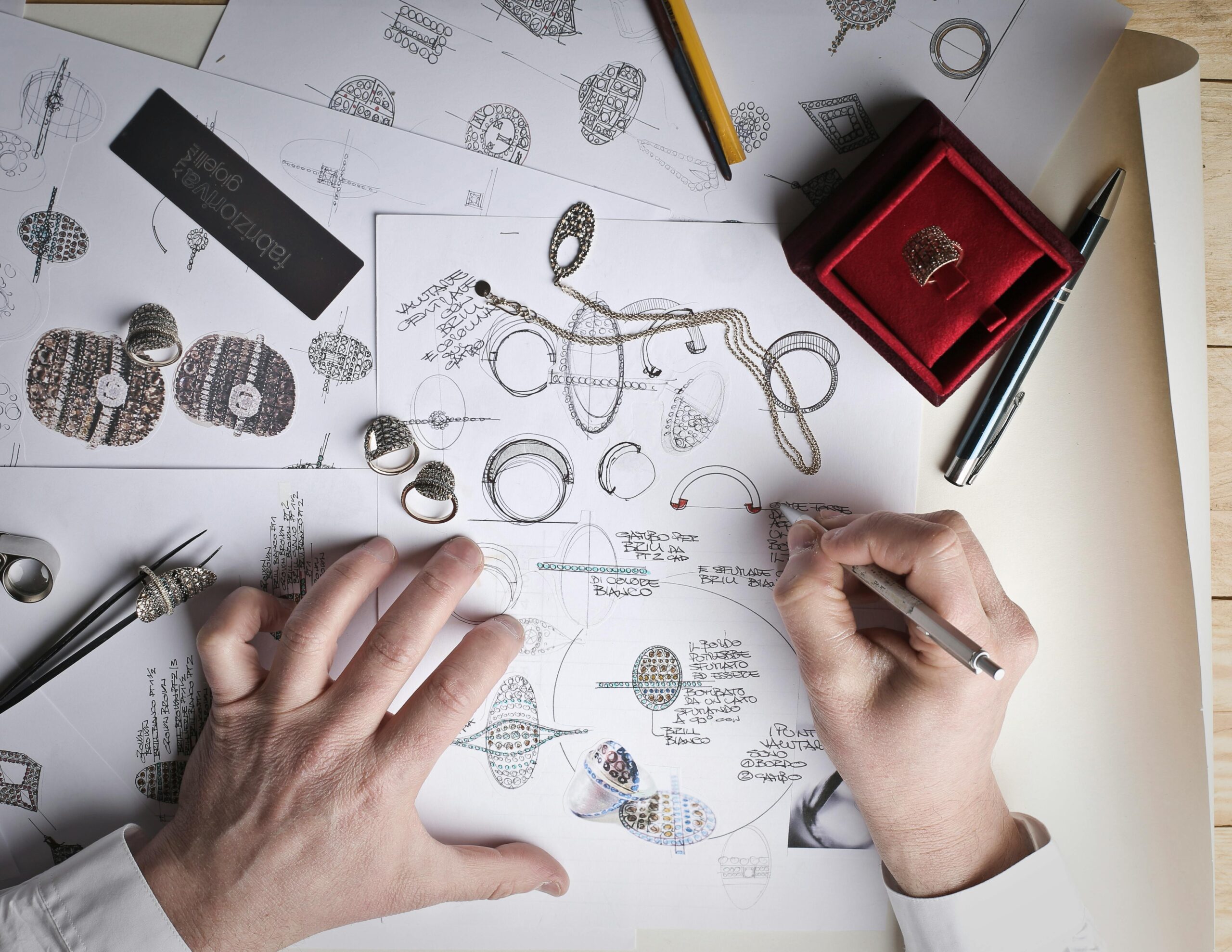 Schmuckdesigner Entwirft Schmuck Auf Papier