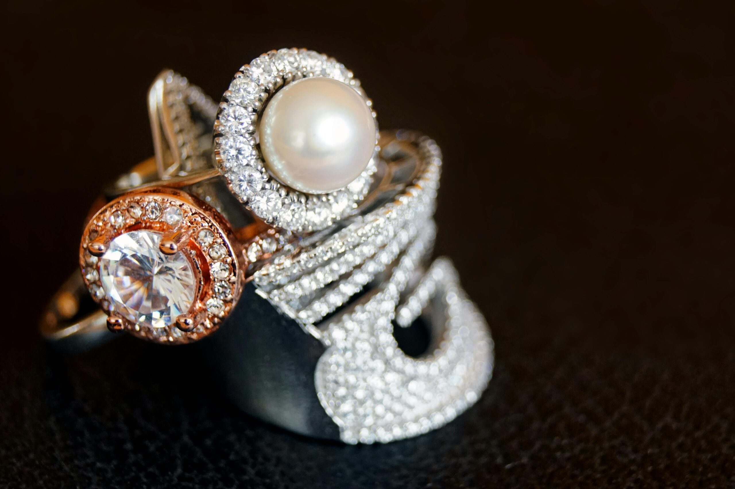 Silberfarbener Ring Mit Klarem Edelstein Und Weißer Perle