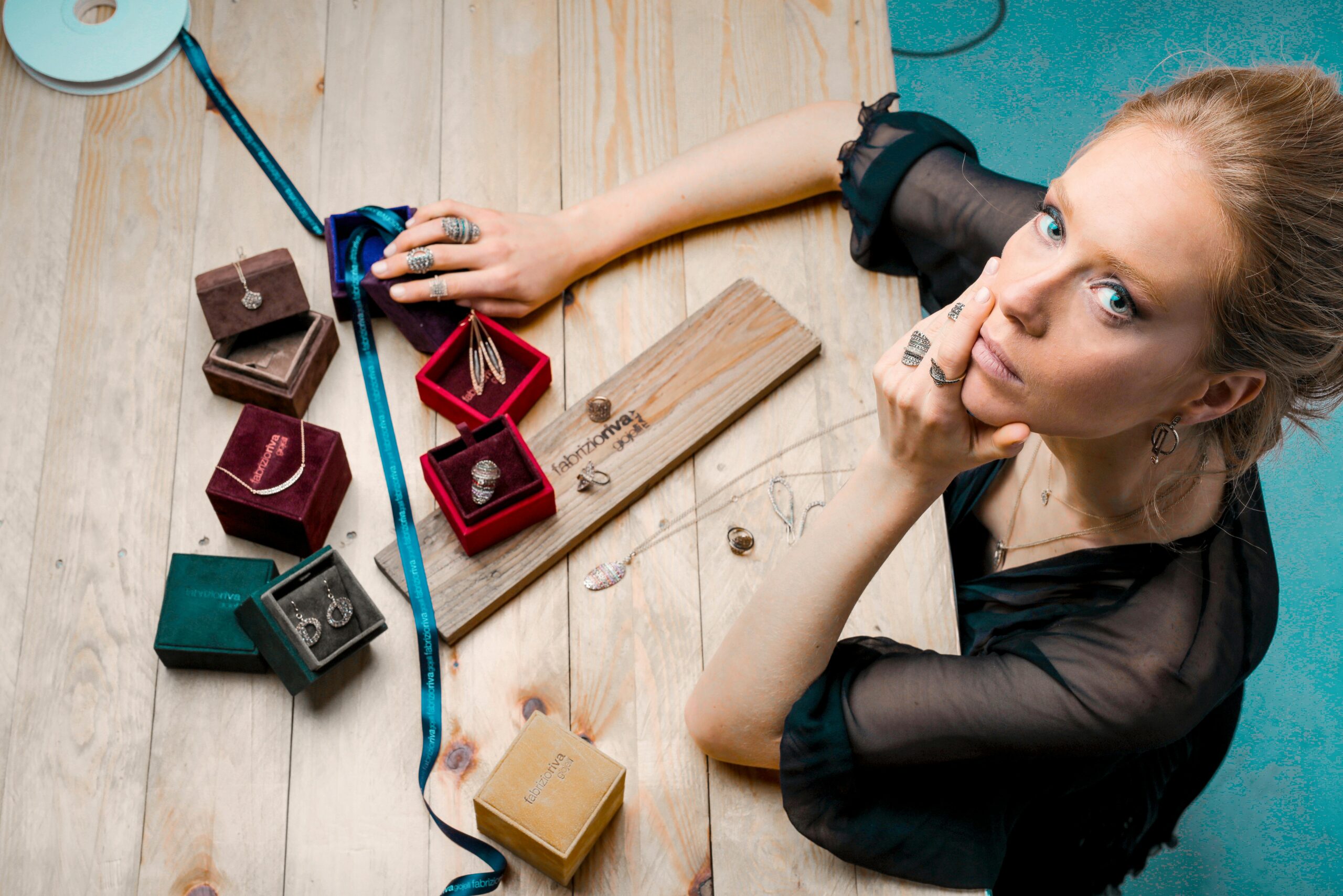 Ruhige Selbstbewusste Designerin Mit Eigener Schmuckkollektion In Moderner Werkstatt