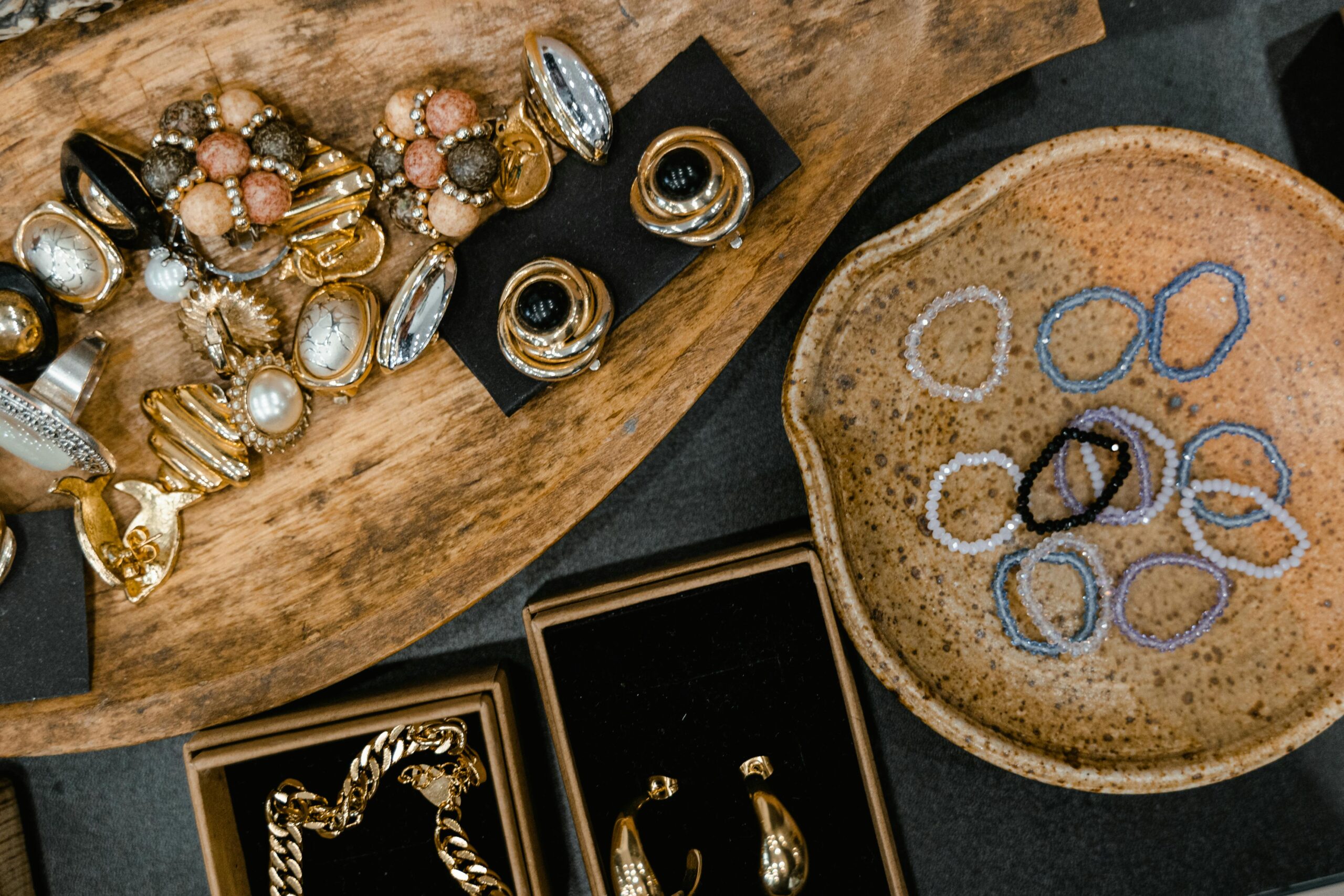 Kostenloses Stock Foto zu accessoire, armbänder, aufsicht
