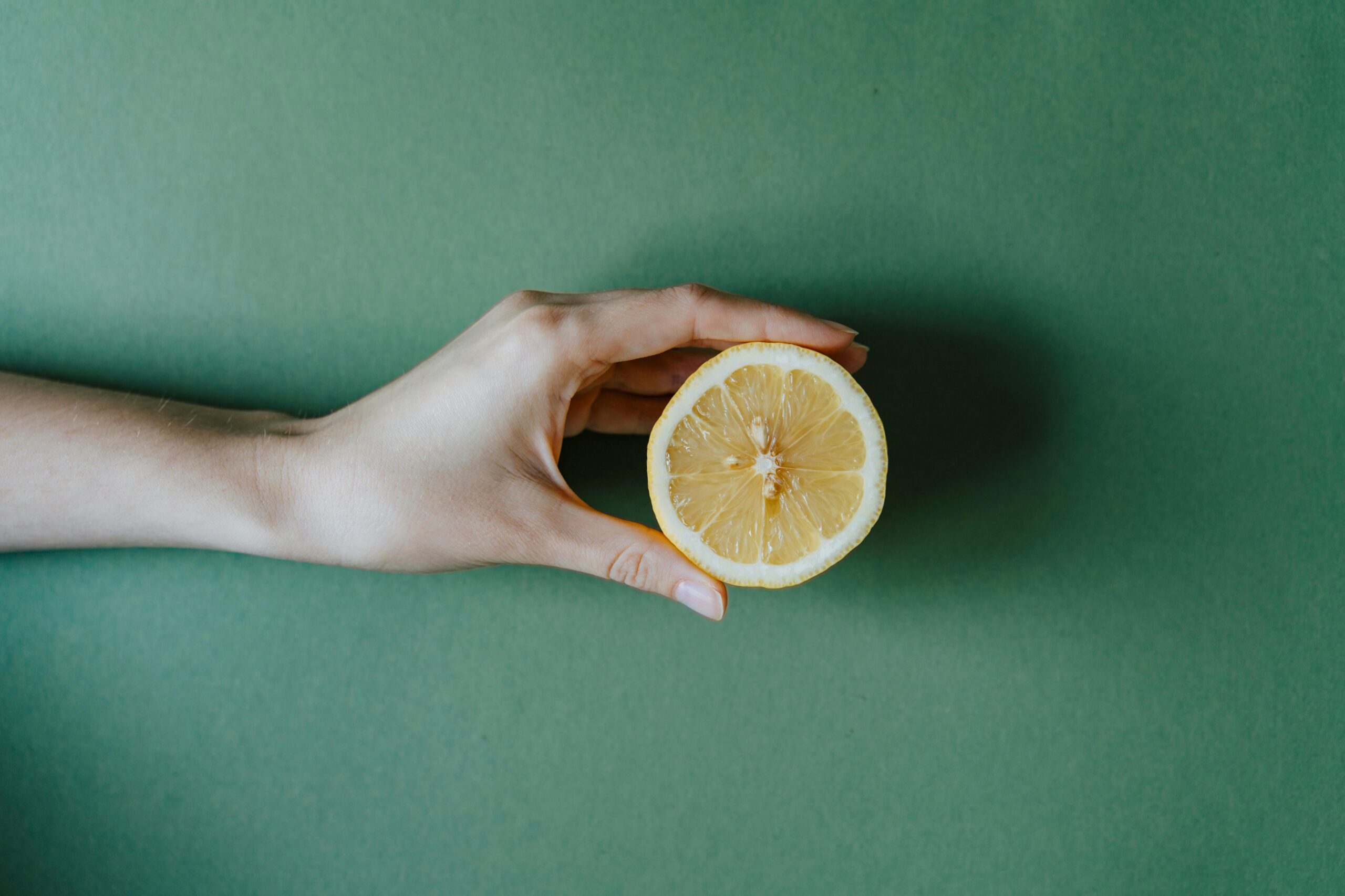Person, Die Geschnittene Orangenfrucht Hält