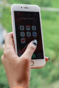 Mit einer App Geld zu verdienen ist heute realistischer denn je. Besonders erfolgreich sind Geschäftsmodelle mit Abonnements, Freemium-Angeboten und In-App-Käufen, da sie wiederkehrende Einnahmen ermöglichen. Entscheidend ist nicht die technische Perfektion, sondern die Lösung eines echten Problems. Wer eine klare Zielgruppe anspricht, einen Mehrwert bietet und die richtige Monetarisierungsstrategie wählt, kann aus einer einfachen App ein langfristig profitables Online-Business entwickeln.